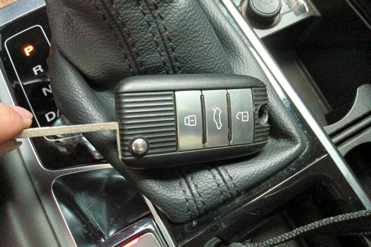 Used Roewe RX8 2018 30T Smart Connectivity Two-Wheel Drive Supreme Edition
