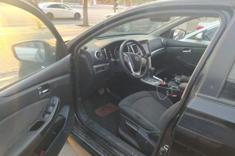 Used Venucia T70 2015 2.0L CVT Smart Choice Edition
