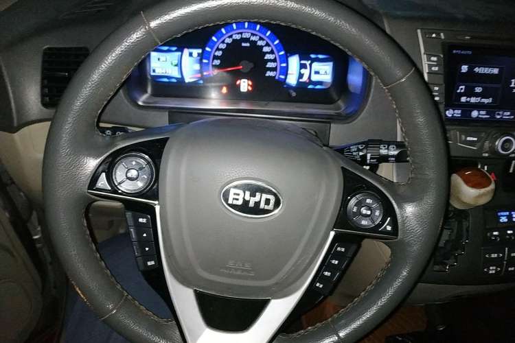 Used BYD M6 2013 2.4L Automatic Luxury Model
