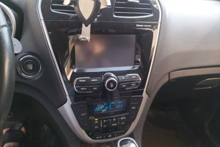 Used GAC Trumpchi GS5 Super 2016 1.8T Automatic Two-Wheel Drive Anniversary Edition Audio And AC Panel