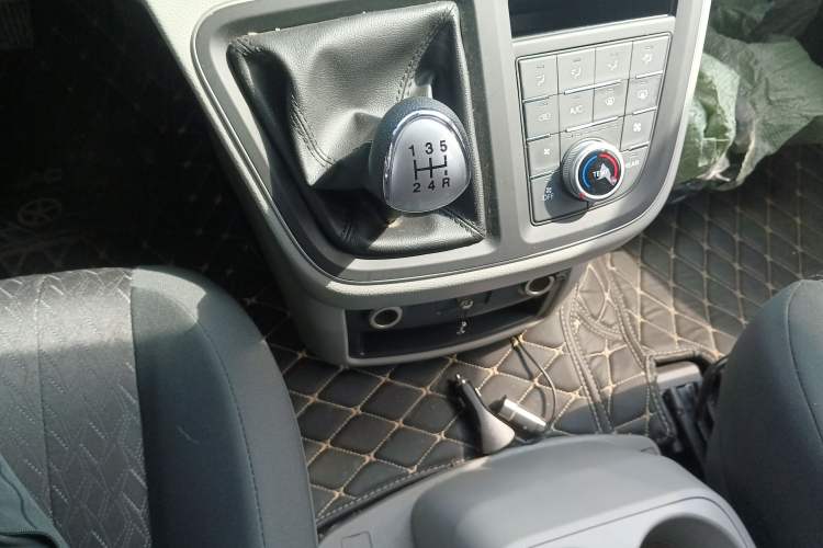 Used JAC M4 2019 Business Series 2.0L Manual - China VI Standard
