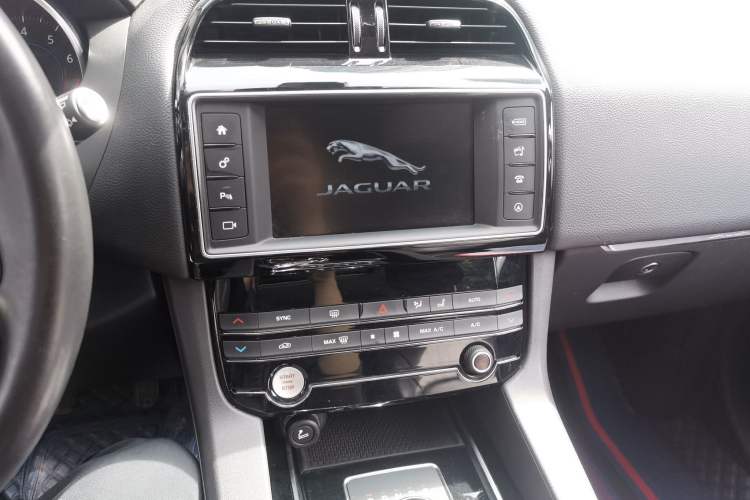 Used Jaguar F-PACE 2016 2.0T Two-Wheel Drive Urban Luxury Edition
