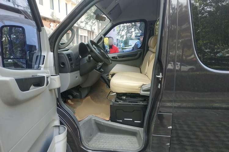 Used Dongfeng Yufeng 2016 2.5T Lingyun Edition Yulibao Long Wheelbase High-Roof National V ZD25
