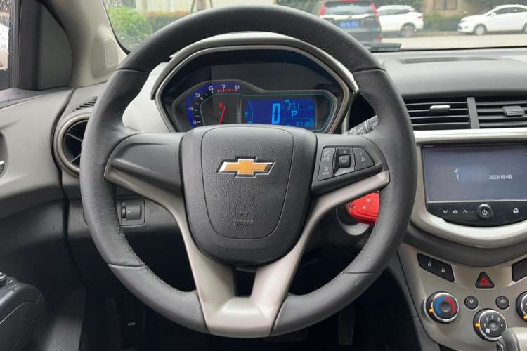 Used Chevrolet Aveo Sonic 2014 Hatchback 1.6 SX AT Fashion Edition
