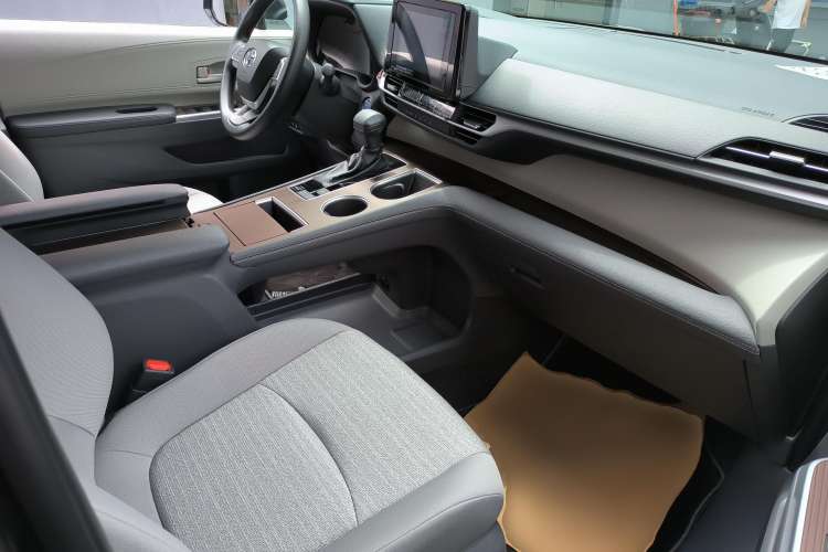 Used Toyota Sienna 2023 2.5L Hybrid Comfort Edition