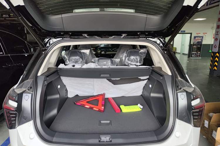 Used Hongqi HS3 2023 2.0T Two-Wheel Drive Available Version