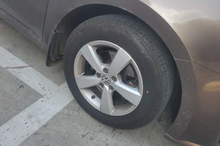 Used Volkswagen Gran Lavida 2013 1.6L Automatic Fashion Model Right Front Wheel Hub