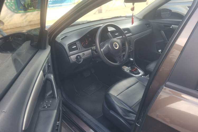 Used Volkswagen Gran Lavida 2013 1.6L Automatic Fashion Model Driver Seat