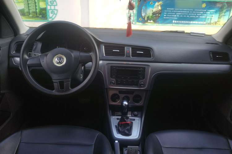 Used Volkswagen Gran Lavida 2013 1.6L Automatic Fashion Model Center Console