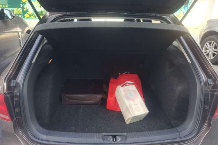 Used Volkswagen Gran Lavida 2013 1.6L Automatic Fashion Model Trunk