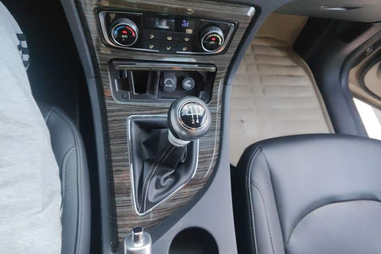 Used Zotye T600 2016 1.5T Manual Luxury Model Gear Lever