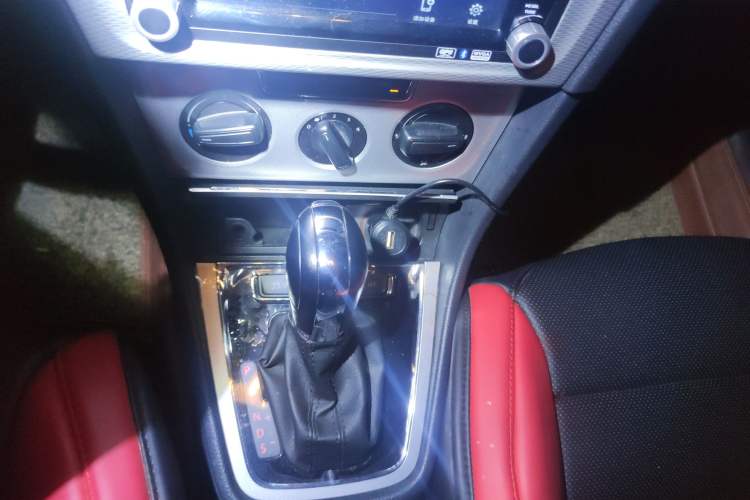 Used Volkswagen Gran Lavida 2013 1.6L Automatic Comfort Model Gear Lever