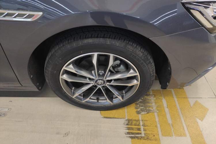 Used BYD Qin Pro 2020 Beyond Edition 1.5TI Automatic Flagship Version Right Front Wheel Hub