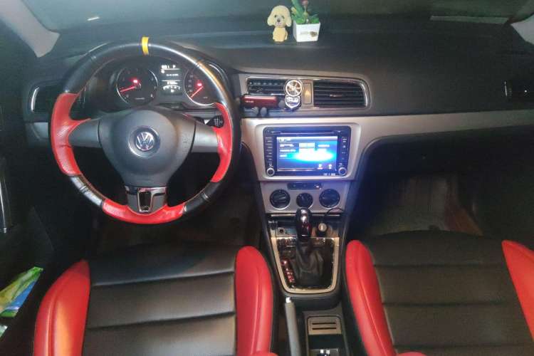 Used Volkswagen Gran Lavida 2013 1.6L Automatic Comfort Model Center Console
