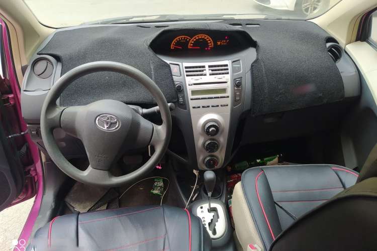 Used Toyota Yaris 2008 1.6G Automatic Deluxe Edition Center Console