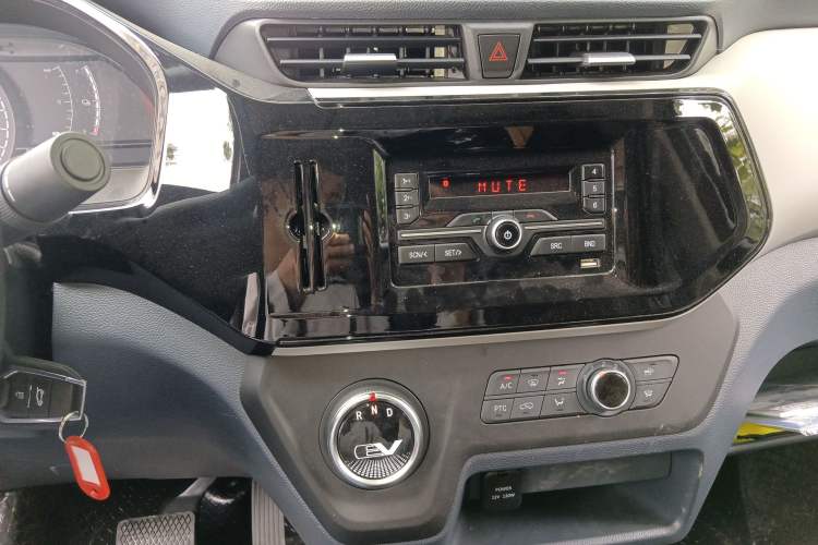 Used SAIC MAXUS EV30 2021 Pure Electric Smart Logistics Expert with Long Wheelbase—CATL
