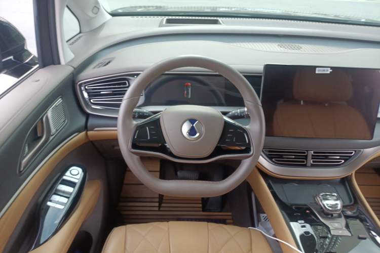 Used Denza D9 2022 DM-i 970 Four-Wheel Drive Flagship Model
