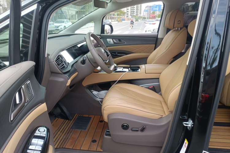 Used Denza D9 2022 DM-i 970 Four-Wheel Drive Flagship Model
