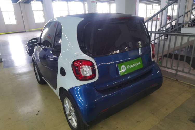 Used smart fortwo 2015 1.0L 52 kW hardtop Dynamic version
