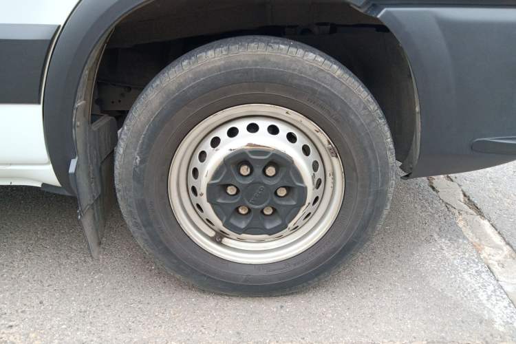 Used Iveco Eurocargo 2020 2.3T Manual Super-Rui Short Wheelbase High-Roof China VI F1A Right Front Wheel Hub