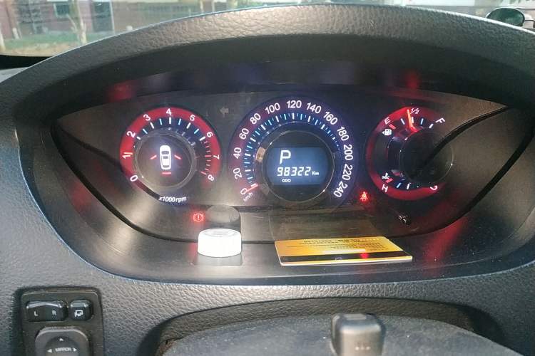 Used Luxgen Great 7 SUV 2013 Limited-Edition Sharp Model 2.2T Two-Wheel-Drive Smart Version Odometer Close Up