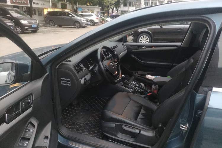 Used Volkswagen Sagitar 2015 230TSI Automatic Comfort Version
