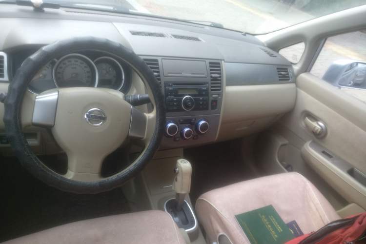 Used Nissan Tiida Sedan 2008 1.6L Automatic Fashion Edition Center Console