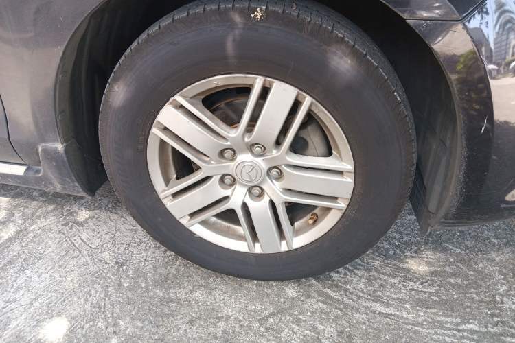 Used Mazda 8 2011 2.3L Ultimate Edition Right Front Wheel Hub