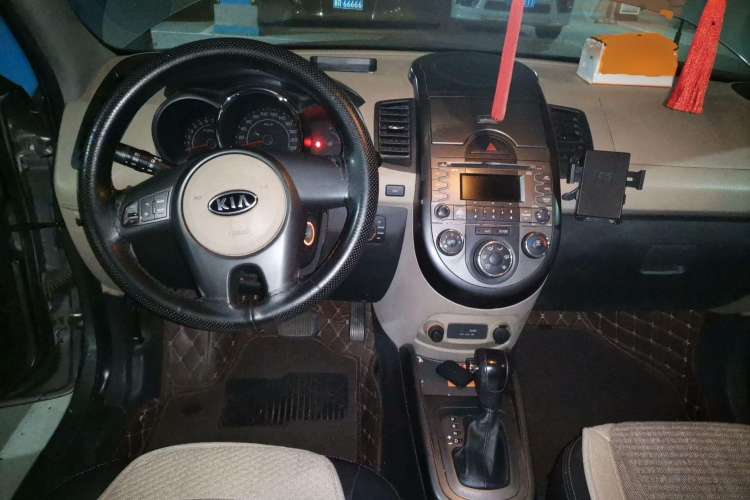 Used Kia Soul 2010 1.6L AT GLS Center Console