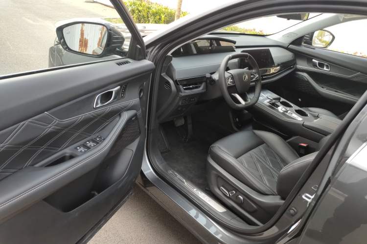 Used Changan UNI-K 2023 2.0T Two-Wheel Drive Yue Ling Trim