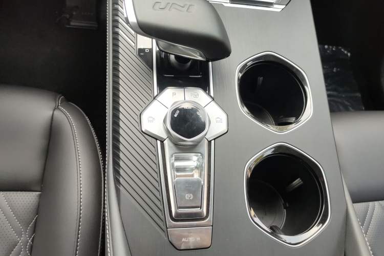 Used Changan UNI-K 2023 2.0T Two-Wheel Drive Yue Ling Trim