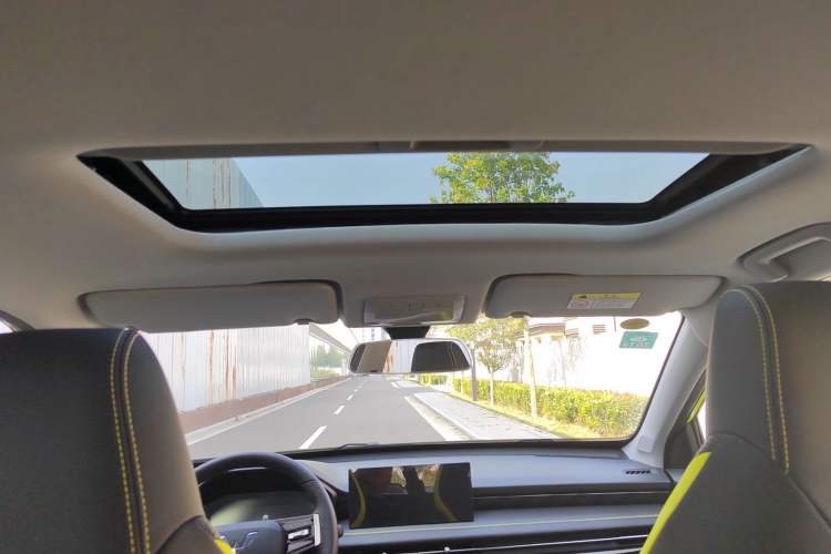 Used Wuling Alvez 2022 1.5T CVT Trendy & Cool Edition
