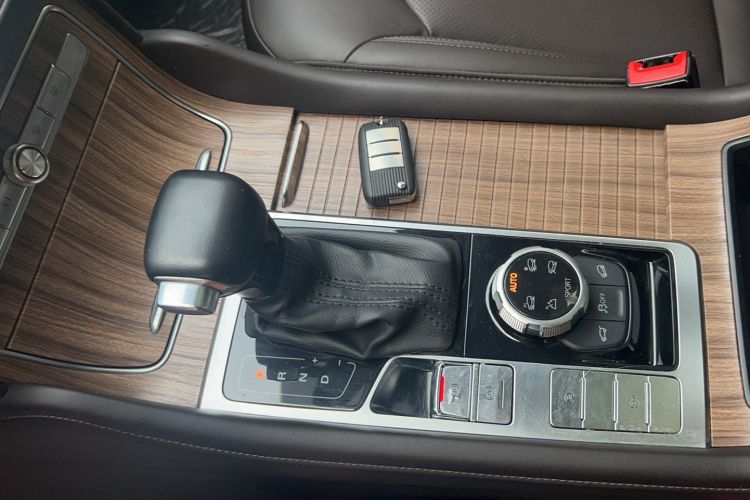 Used Roewe RX8 2018 30T Smart Connectivity Four-Wheel Drive Flagship Edition
