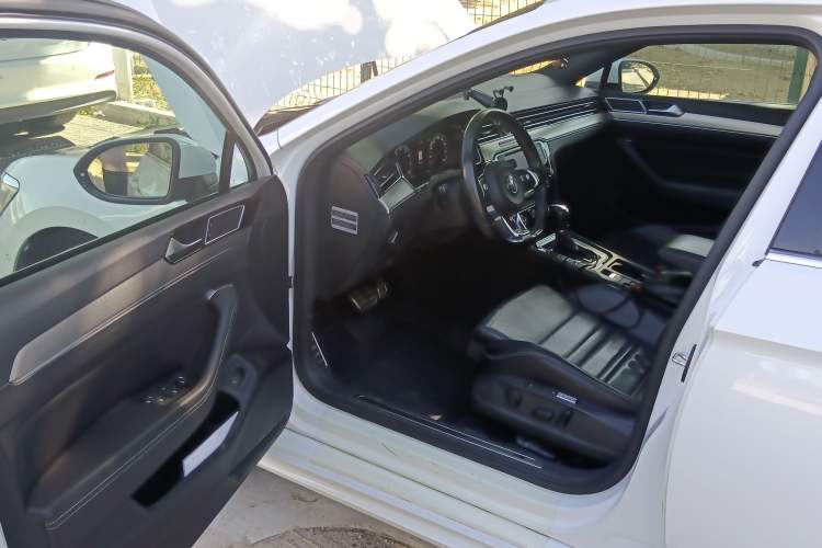 Used Volkswagen Variant 2016 380TSI Two-Wheel Drive R-Line Version
