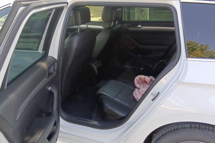 Used Volkswagen Variant 2016 380TSI Two-Wheel Drive R-Line Version
