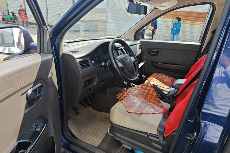 Used Wuling Rongguang V 2016 1.5L Standard Version
