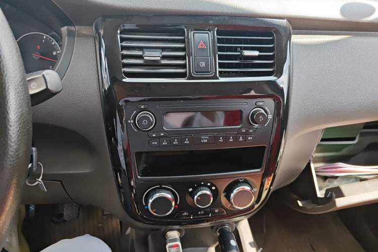 Used Wuling Rongguang V 2016 1.5L Standard Version
