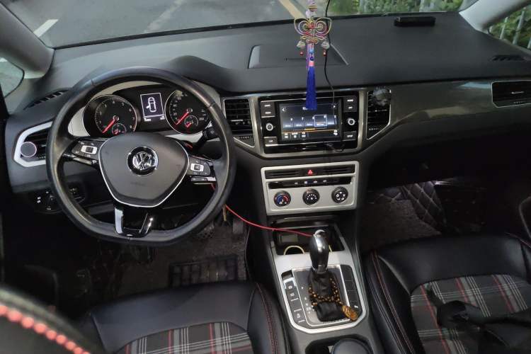 Used Volkswagen Golf Sportsvan 2016 230TSI Automatic Trend Edition Center Console