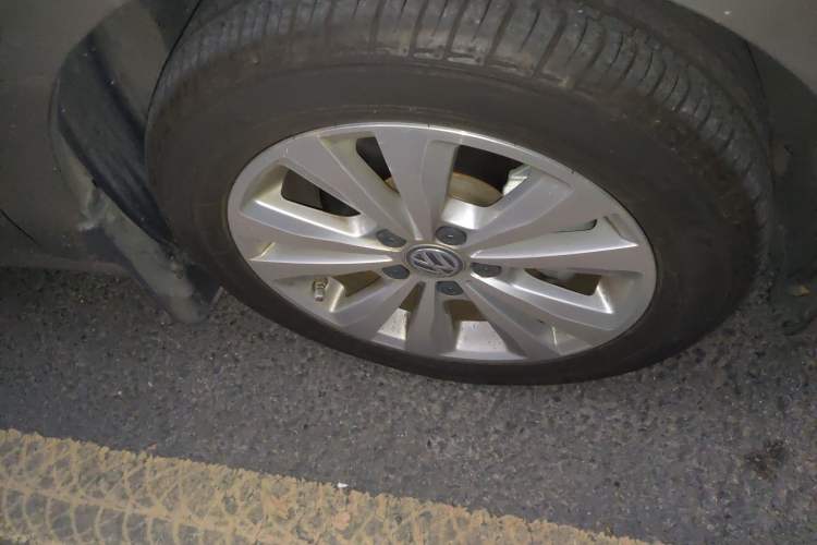 Used Volkswagen Golf Sportsvan 2016 230TSI Automatic Trend Edition Right Front Wheel Hub