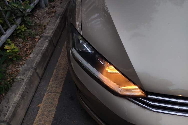 Used Volkswagen Golf Sportsvan 2016 230TSI Automatic Trend Edition Right Front Headlight