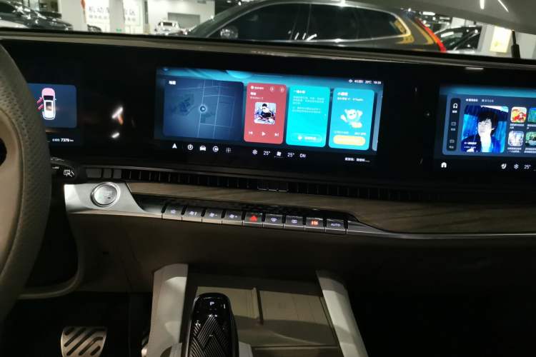 Used Roewe RX9 2023 2.0T Four-Wheel Drive Luxury Edition