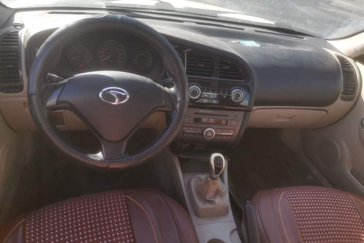 Used Soueast V3 Lingyue 2012 Revised Version 1.5L Manual Comfort Edition Center Console