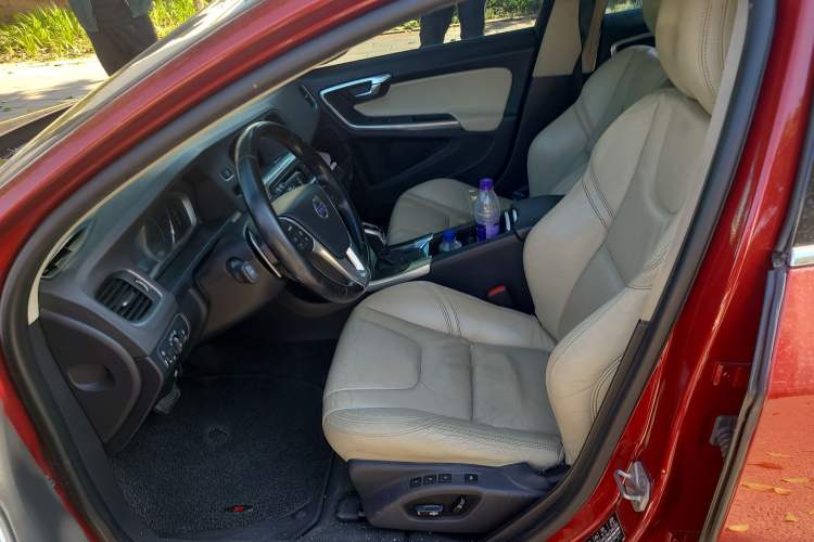 Used Volvo V60 2015 T5 Zhiya Edition
