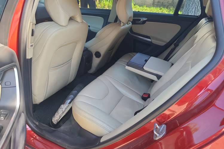 Used Volvo V60 2015 T5 Zhiya Edition
