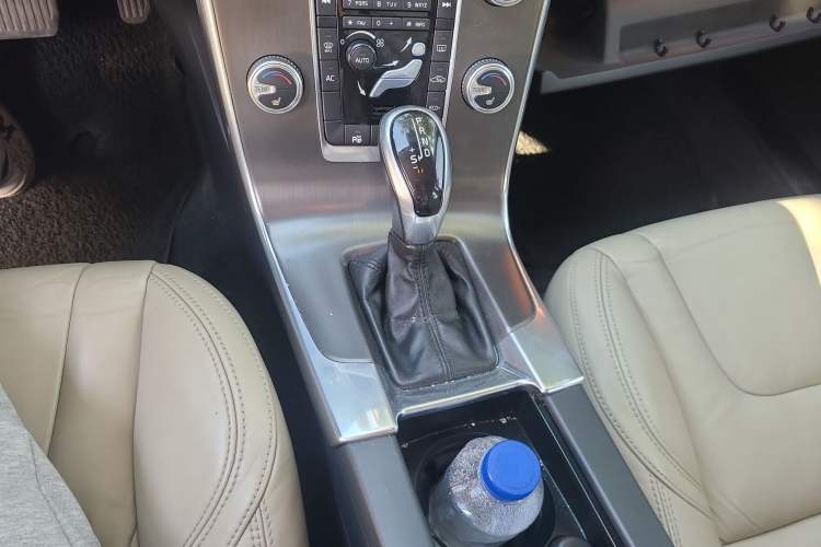 Used Volvo V60 2015 T5 Zhiya Edition
