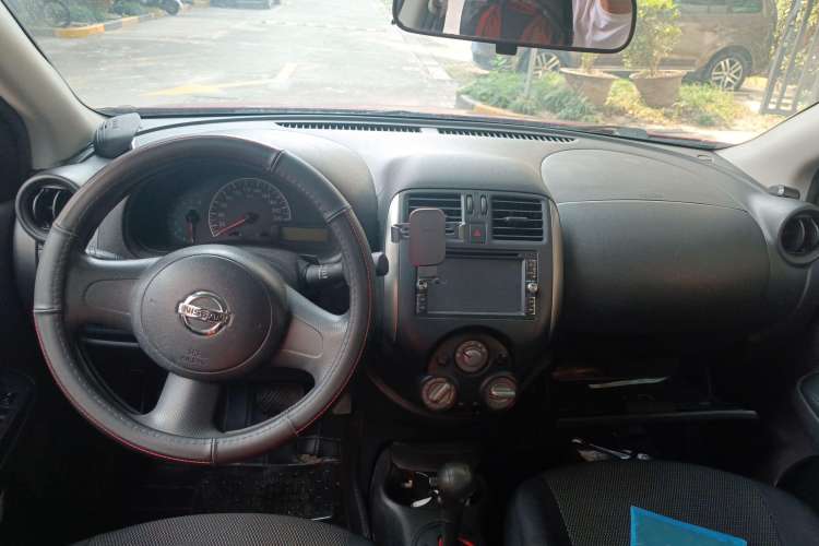 Used Nissan Sunny 2011 1.5XE CVT Comfort Edition Center Console