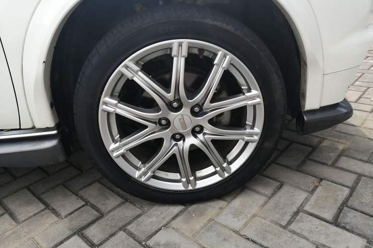 Used Infiniti ESQ 2014 1.6L Spontaneous Edition Right Front Wheel Hub