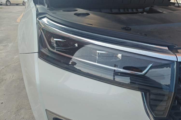 Used Venucia Star 2020 260T Automatic 48V Mild Hybrid Turbocharged Starry Edition Right Front Headlight