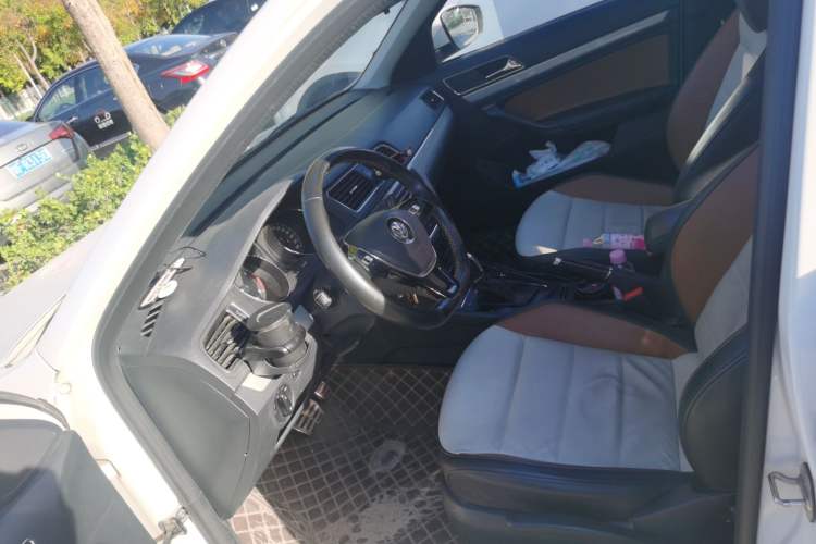 Used Volkswagen Cross Lavida 2016 1.6L Automatic Comfort Edition
