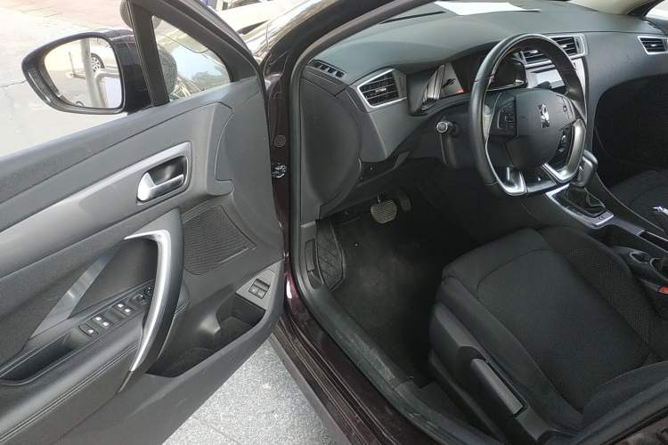 Used DS 5LS 2014 1.8L automatic Comfort version VTi140